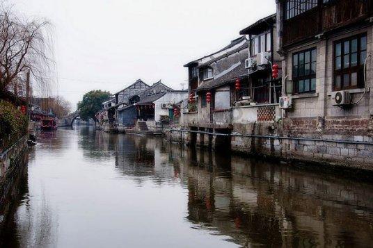 小南早报| 柜员冲客户吼“滚”,银行回应;东方甄选半年净利润下降近6成;霍启刚赴天津履职